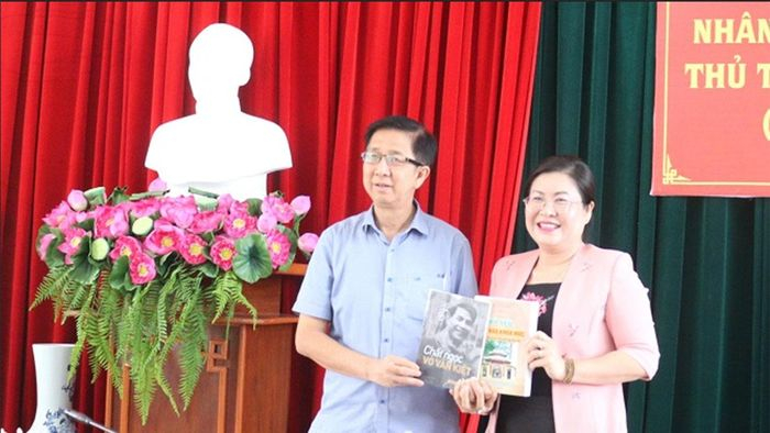 Ban Tuyên giáo Tỉnh ủy tỉnh Vĩnh Long vừa tiếp nhận 600 quyển sách mang tên