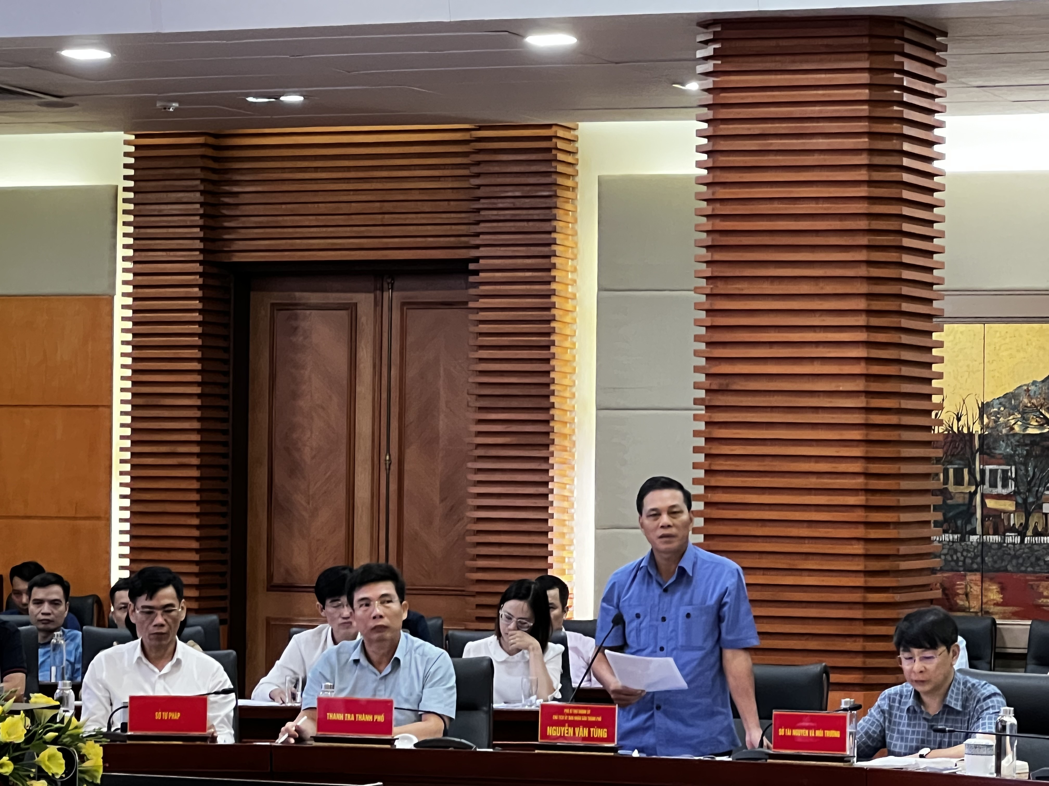 Chủ tịch UBND TP Nguyễn Văn Tùng chủ trì làm việc với các hộ dân liên quan đến cải tạo khu chung cư cũ phường Đổng Quốc Bình.
