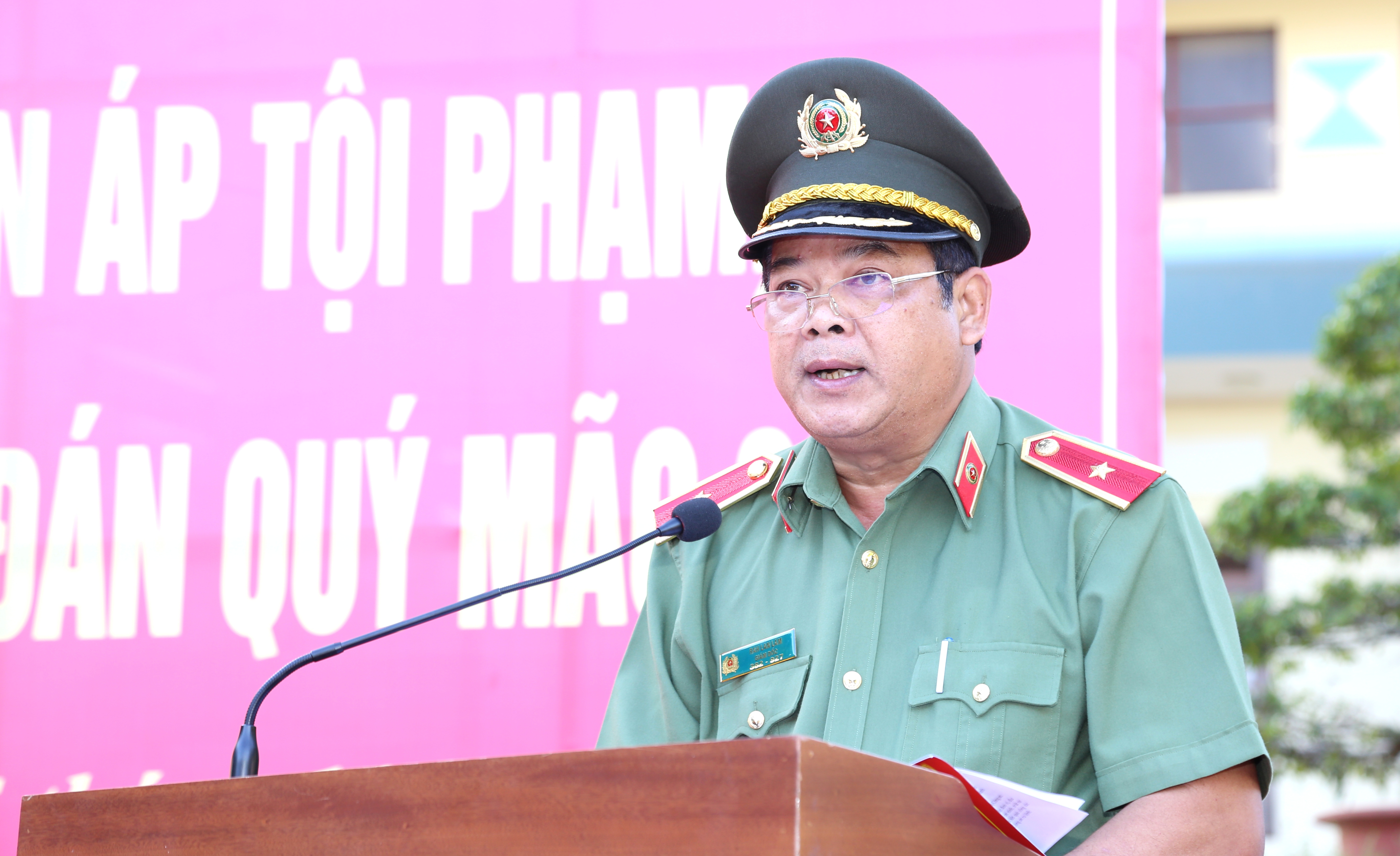 Thiếu tướng Rah Lan Lâm – UVBTV Tỉnh ủy, Bí thư Đảng ủy, Giám đốc Công an tỉnh phát biểu giao nhiệm vụ tại buổi lễ ra quân.
