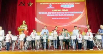 Tặng quà và xe đạp cho học sinh nghèo hiếu học tại Quảng Ninh