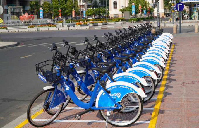 Xe đạp được đưa đến trạm trên đường Lê Lợi, quận 1, TP HCM để thử nghiệm, chiều 3/12/2021. Ảnh:Gia Minh