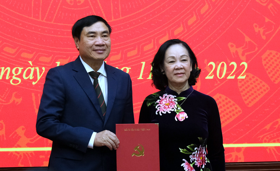 Đồng chí Trương Thị Mai, Ủy viên Bộ Chính trị, Bí thư Trung ương Đảng, Trưởng Ban Tổ chức Trung ương trao quyết định của Bộ Chính trị cho đồng chí Trần Quốc Cường.
