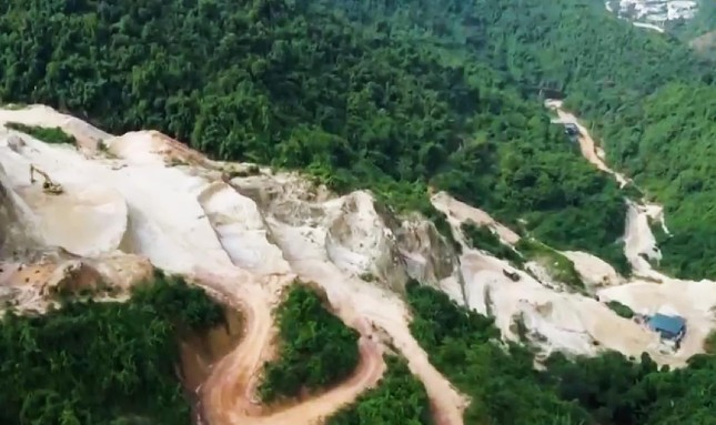 Mỏ cao lanh bị của công ty cổ phần khoáng sản Sông Hồng ở xã Vạn Hòa, thành phố Lào Cai.