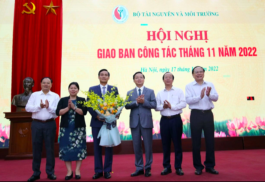 Bộ trưởng Trần Hồng Hà cùng các Thứ trưởng chúc mừng Thứ trưởng Trần Quý Kiên được Thủ tướng Chính phủ bổ nhiệm lại giữ chức vụ Thứ trưởng Bộ Tài nguyên và Môi trường