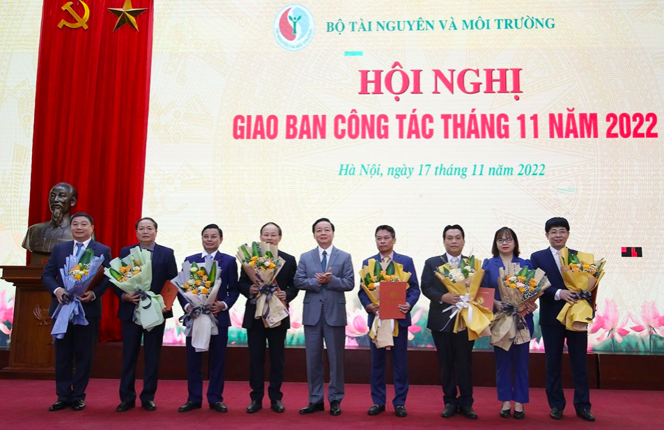 Bộ trưởng Trần Hồng Hà trao quyết định và tặng hoa chúc mừng 8 lãnh đạo các đơn vị được điều động, bổ nhiệm.