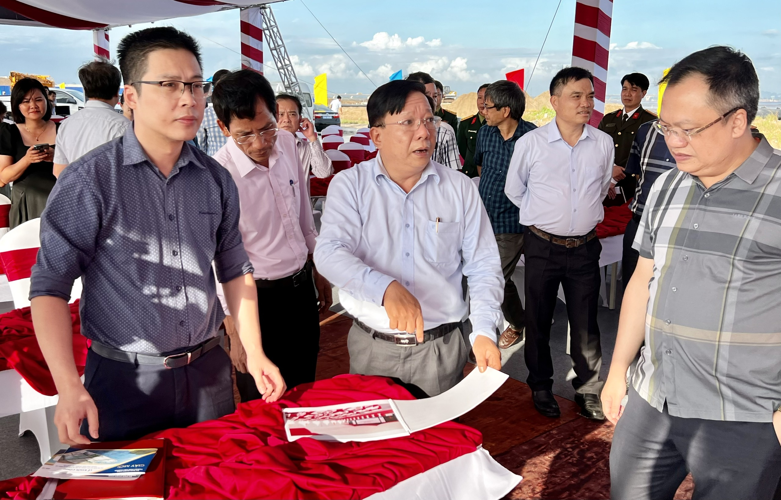Ông ông Nguyễn Đức Thọ, Phó chủ tịch UBND TP  kiểm tra công tác chuẩn bị Lễ khởi công Dự án