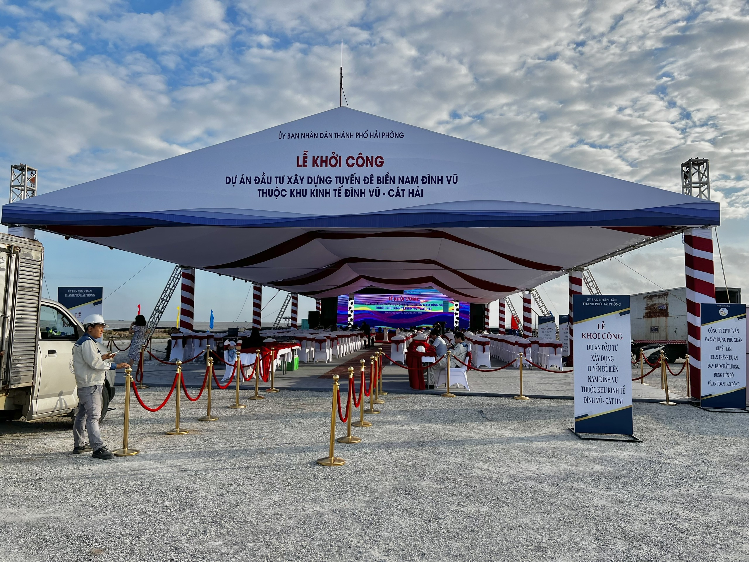 Khu vực tổ chức Lễ khởi công Dự án đầu tư xây dựng tuyến đê biển Nam Đình Vũ.