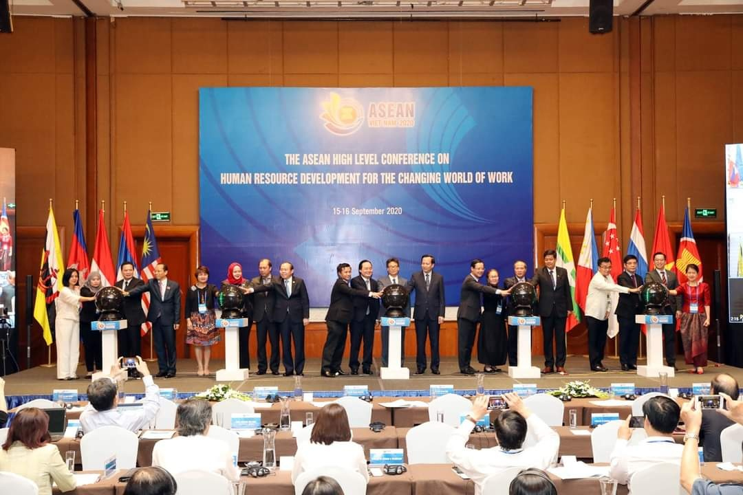 Ngày 16.9, trong khuôn khổ Hội nghị cấp Bộ trưởng ASEAN về phát triển nguồn nhân lực cho thế giới công việc đang đổi thay tại Hà Nội, đã diễn ra lễ ra mắt Hội đồng giáo dục nghề nghiệp ASEAN.