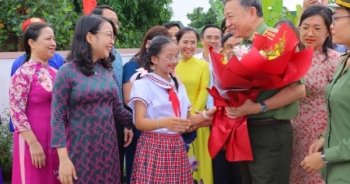 Bộ trưởng Bộ Công an chung vui ngày hội Đại đoàn kết toàn dân tộc với người dân làng Phan