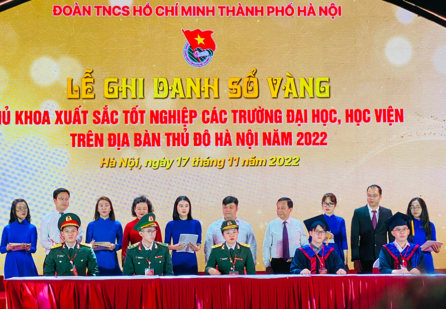Lễ ghi danh sổ vàng thủ khoa xuất sắc các trường đại học, học viện trên địa bàn Hà Nội. (Ảnh: Báo Hànộimới)
