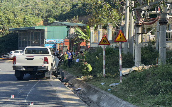 Hiện trường vụ tai nạn chiều 18-11 trên quốc lộ 15C, đoạn gần cổng Trung tâm bồi dưỡng chính trị huyện Mường Lát - Ảnh do người dân cung cấp