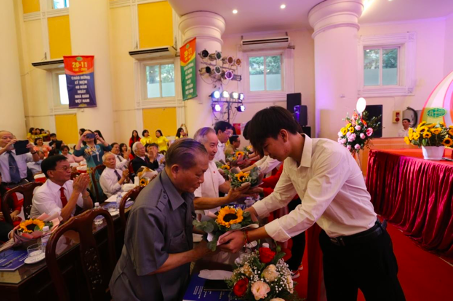 Các em sinh viên tặng hoa tri ân các thầy/ cô nhân kỷ niệm 40 năm ngày Nhà giáo Việt Nam.