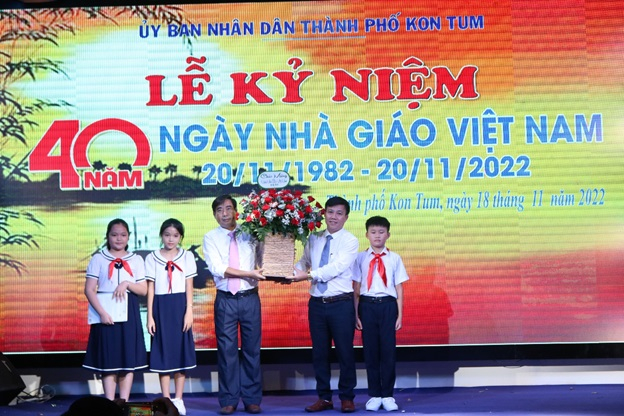 Ông Thái Khắc Hoà - Trưởng phòng Giáo dục và Đào tạo thành phố Kon Tum tặng hoa chúc mừng ngày nhà giáo Việt Nam.