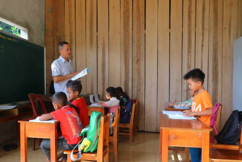 Thầy và trò tiểu học người Mã Liềng ở bản Chuối đang phải nhờ nhà dân làm lớp học tạm.