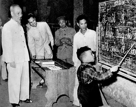 Chủ tịch Hồ Chí Minh thăm lớp học vỡ lòng ở Hàng Than (Hà Nội) năm 1958. (Ảnh tư liệu)