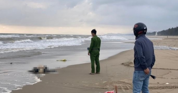 Hà Tĩnh: Tìm kiếm thân nhân thi thể người đàn ông trên bờ biển