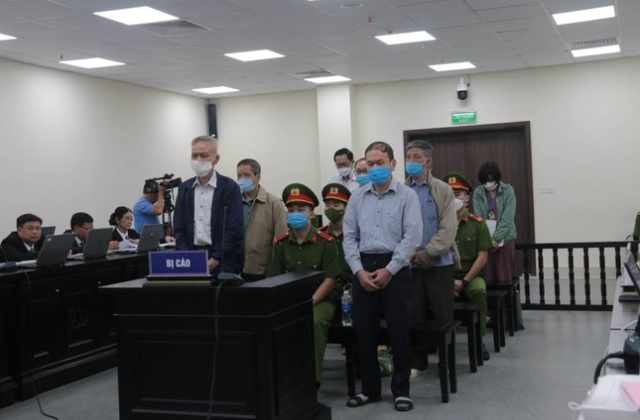 Một bị cáo tử vong vì bệnh trước phiên toà xét xử cựu Thứ trưởng Bộ Y tế Cao Minh Quang