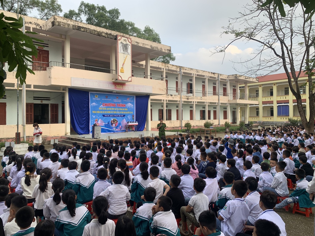 Cán bộ Công an tuyên truyền, phổ biến, giáo dục pháp luật về TTATGT cho giáo viên và học sinh trường tiểu học Vĩnh Minh và Vĩnh Tân.