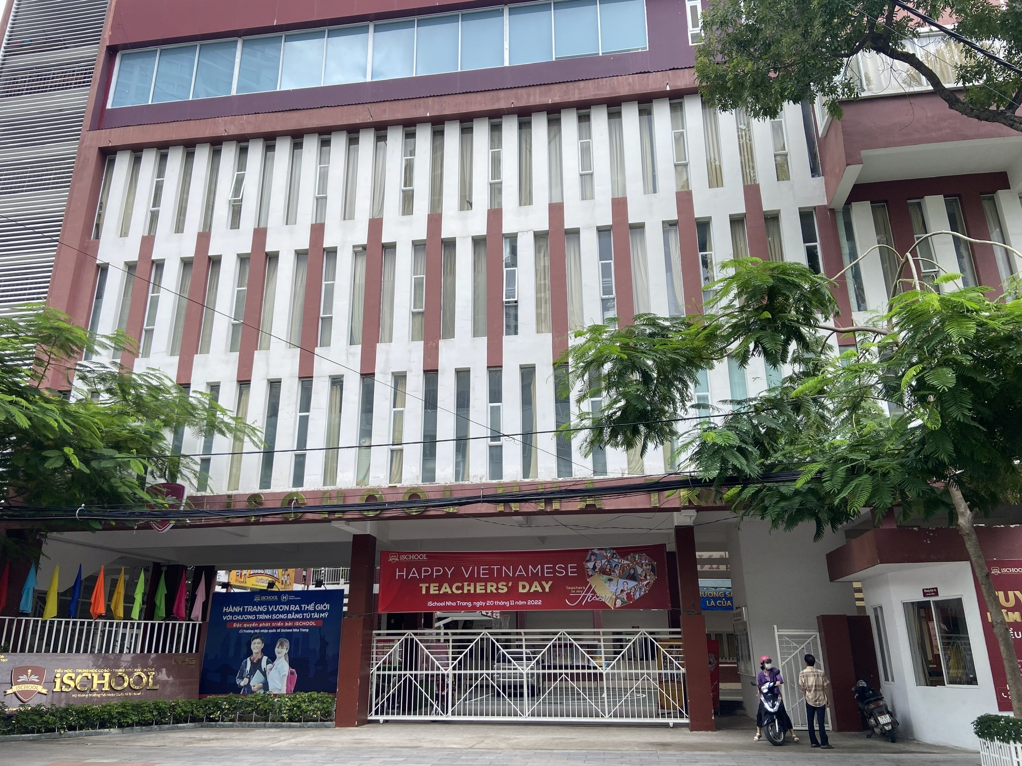 Chính quyền địa phương và cơ quan Y tế đang tích cực hỗ trợ điều trị cho các học sinh bị ngộ độc thực phẩm ở Trường Ishool Nha Trang. (Ảnh: Hữu Toàn)