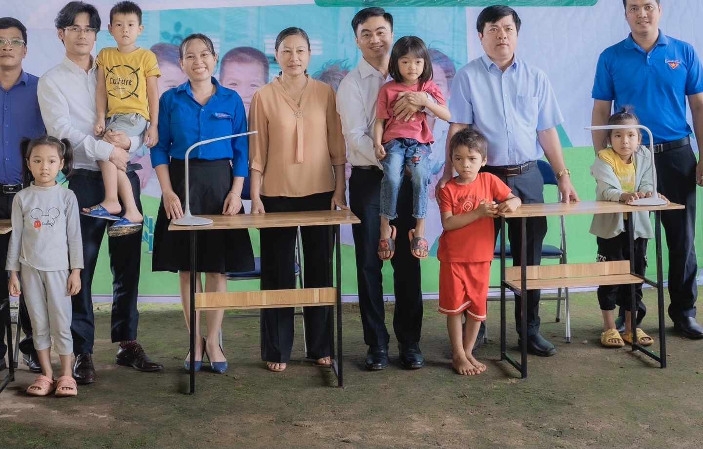 Trao góc học tập, mỗi góc gồm 1 bàn học, 1 ghế ngồi và 1 đèn bàn cho con em Việt kiều Campuchia tại xã Phước Minh