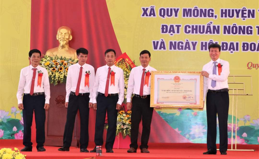 Chủ tịch tỉnh Trần Huy Tuấn trao Bằng công nhận xã Quy Mông đạt chuẩn nông thôn mới nâng cao.