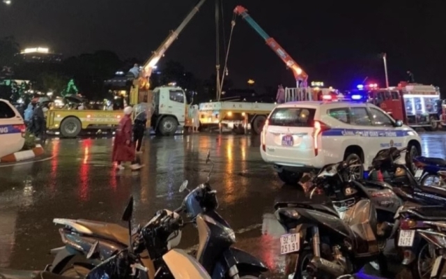 Lâm Đồng: Xác định nguyên nhân ban đầu vụ ôtô 7 chỗ lao xuống hồ Xuân Hương khiến 2 người tử vong