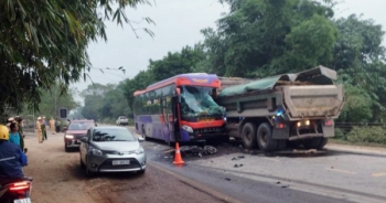 Hòa Bình: Va chạm giữa xe khách, xe tải, xe máy khiến 2 người tử vong