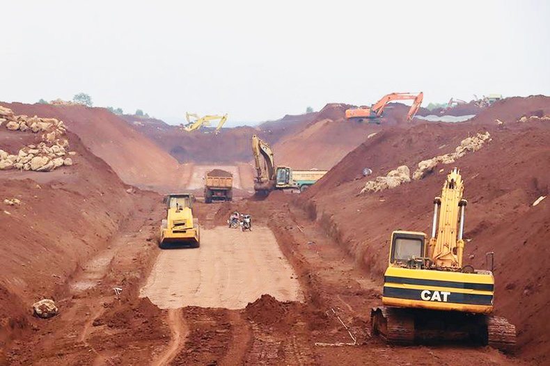 Tại sân bay Long Thành, các đơn vị thi công đang tập trung nguồn lực và máy móc để thi công gói thầu thoát nước và san nền.