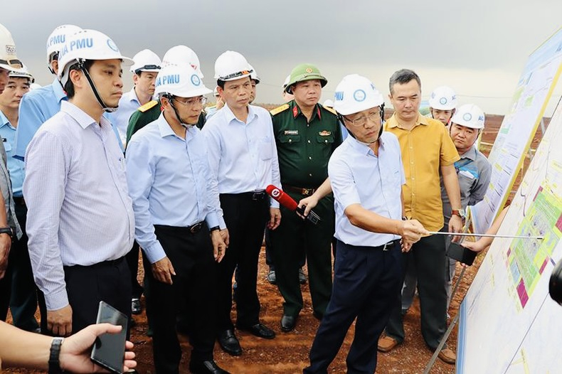 Bộ trưởng Nguyễn Văn Thắng cùng đoàn công tác Bộ giao thông vận tải kiểm tra tiến độ thi công sân bay Long Thành.
