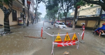 Nghệ An: Mưa lớn, đường ngập, phụ huynh phải cõng con đi học