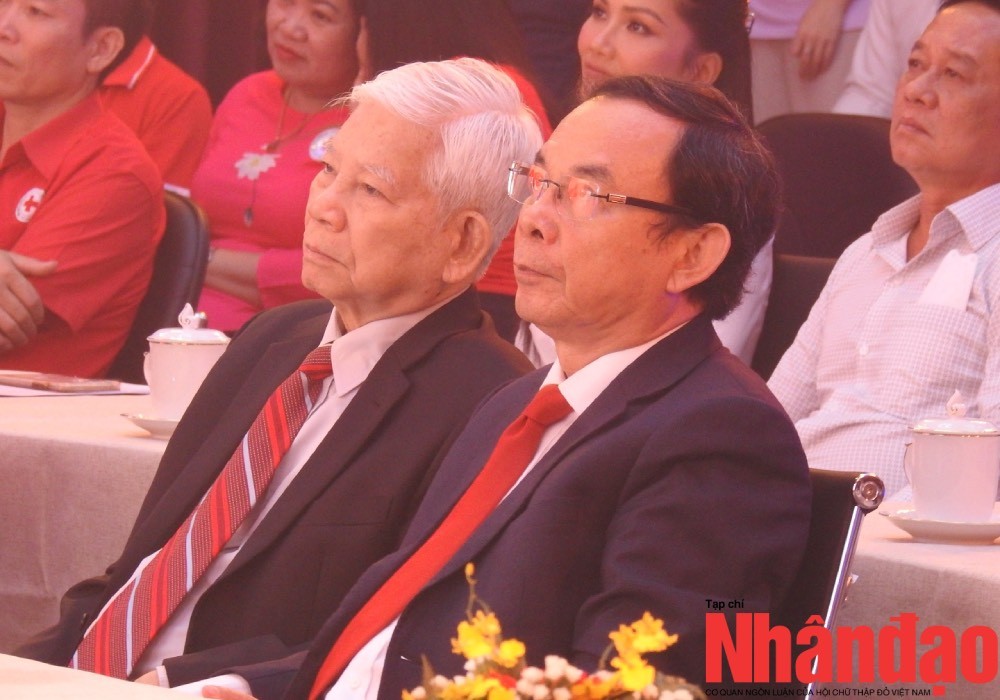 Ông Nguyễn Minh Triết, nguyên Chủ tịch nước Cộng hoà xã hội chủ nghĩa Việt Nam (bên trái) và ông Nguyễn Văn Nên, Ủy viên Bộ Chính trị, Bí thư thành ủy thành phố Hồ Chí Minh (bên phải) tham dự chương trình Sức mạnh Nhân đạo 2022. (Ảnh: Đức Khải)