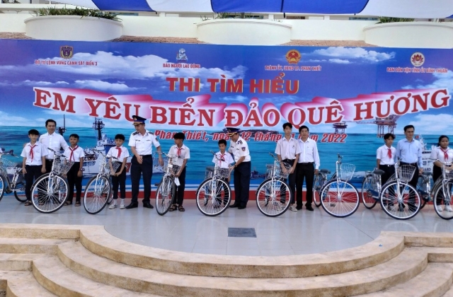 Học sinh các trường ở Bình Thuận tìm hiểu “Em yêu biển đảo, quê hương”
