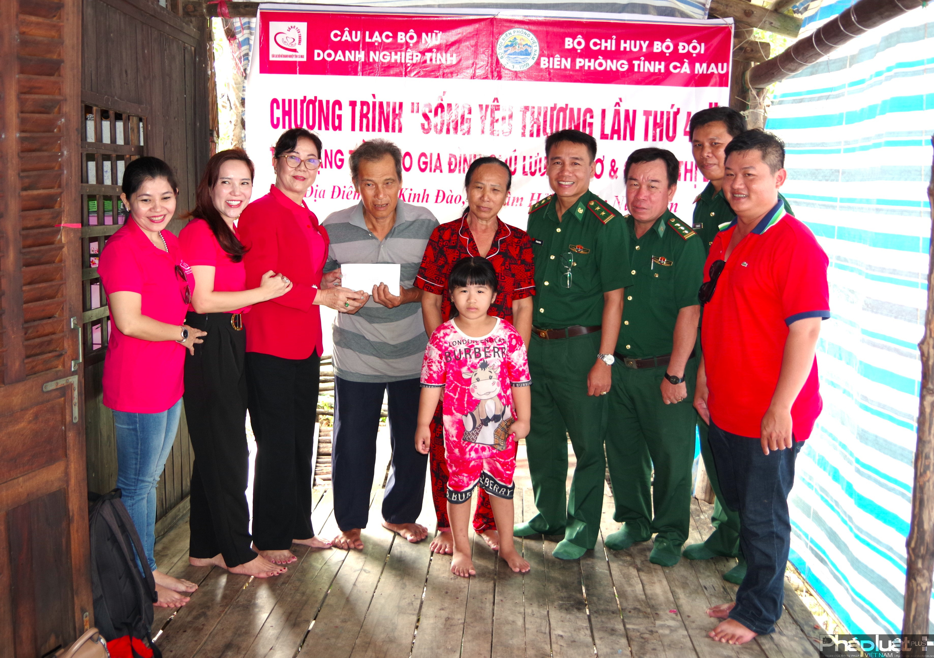 BĐBP và Câu lạc bộ Nữ Doanh nghiệp tỉnh hỗ trợ 60 triệu đồng cho vợ chồng ông Vưu Văn Tơ và bà Võ Thị Lê để xây dựng căn nhà mới