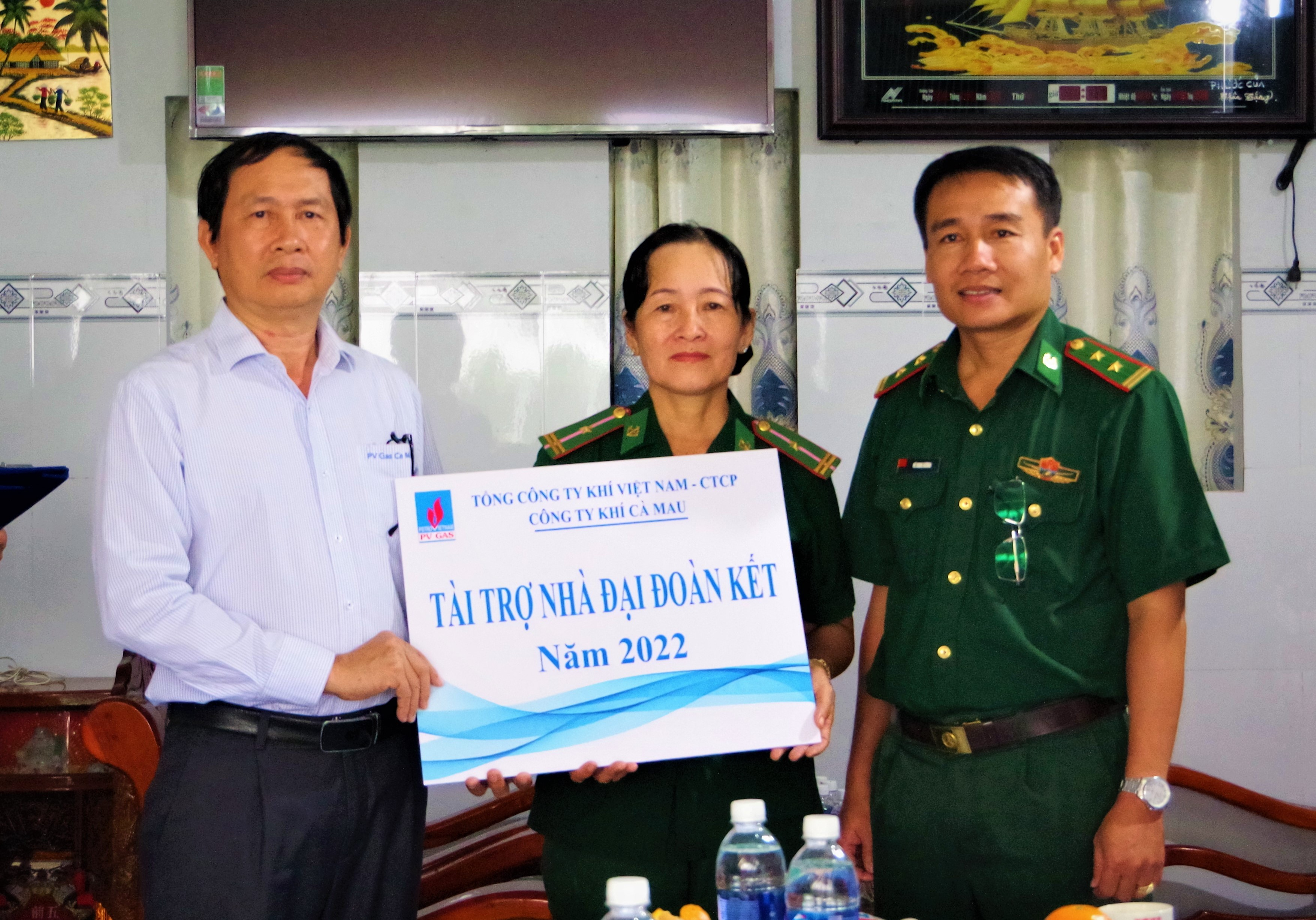 Trung tá Võ Minh Đương- Phó Chủ nhiệm Chính trị BĐBP tỉnh và Đại diện Công ty khí cà Mau trao Quyết định tặng nhà cho gia đình đồng chí Hồng