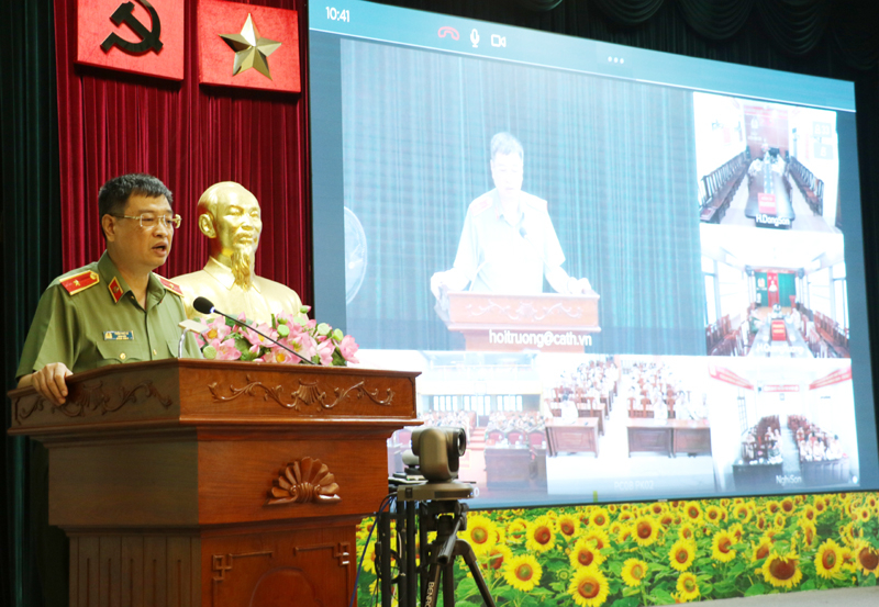 Thiếu tướng Trần phú Hà - Giám đốc công an tỉnh phát biểu ý kiến chỉ đạo hội nghị.
