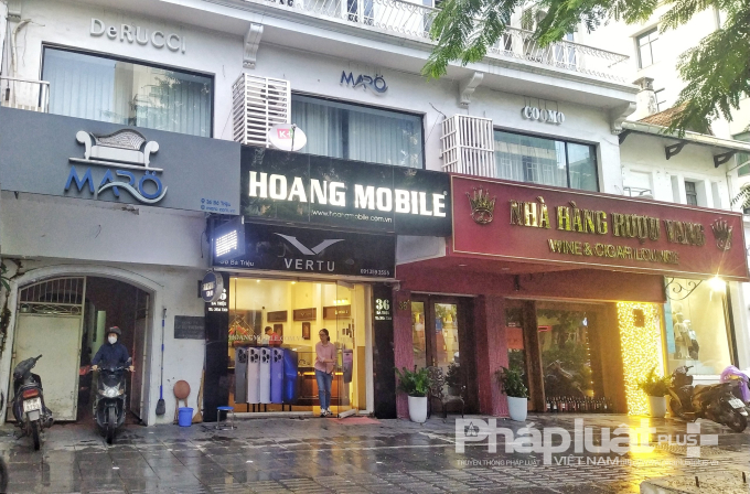 Tòa nhà số 36 Bà Triệu, Hà Nội nằm ở vị trí đắc địa, hiện đã cải tạo và có 3 cửa hàng kinh doanh phía ngoài mặt tiền.