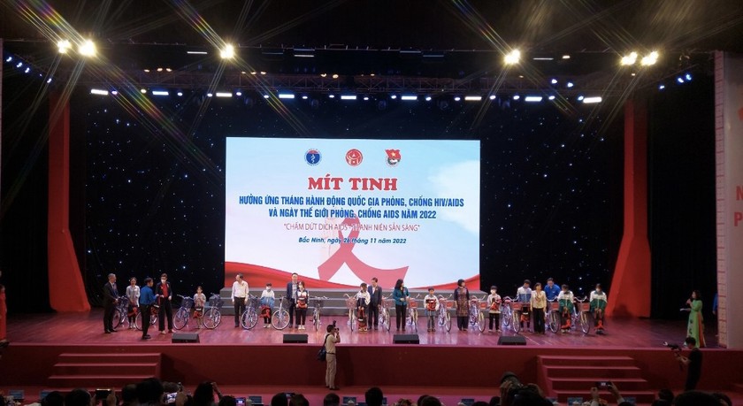 Đoàn công tác thăm và tặng quà cho các cháu bị nhiễm và ảnh hưởng bởi HIV/AIDS tại thành phố Bắc Ninh.