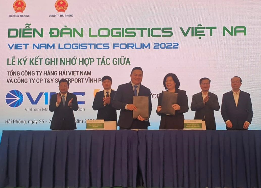 Đại diện T&amp;amp;Y SuperPort Vĩnh Phúc (bên phải) và Tổng Công ty Hàng hải Việt Nam ký kết Biên bản ghi nhớ hợp tác