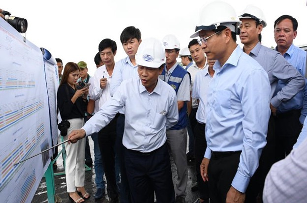Bộ trưởng Bộ GTVT Nguyễn Văn Thắng kiểm tra tiến độ thi công tại công trường.