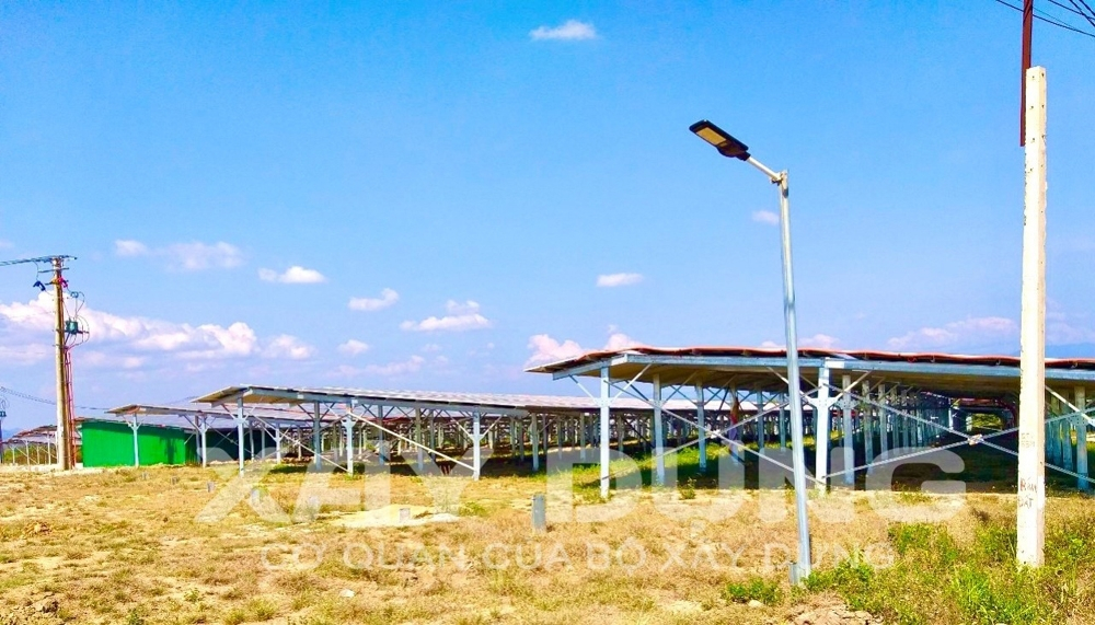 Nhiều công trình điện năng lượng mặt trời áp mái của tổ chức, cá nhân, xây dựng trái phép trên đất nông nghiệp do sự buông lỏng của các cơ quan chức năng sở tại (ảnh: Ngọc Giang, Báo Xây dựng).