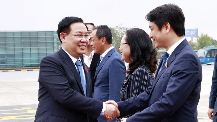 Các đại biểu tiễn Chủ tịch Quốc hội Vương Đình Huệ tại sân bay quốc tế Nội Bài. Ảnh: Doãn Tấn