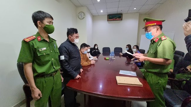 Cơ quan CSĐT Công an TP.Đà Nẵng tống đạt quyết định khởi tố bị can và bắt tạm giam đối với Nguyễn Quang Trung. Ảnh: Công an Đà Nẵng
