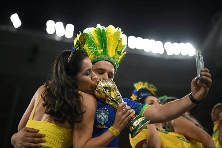 Cổ động viên Brazil mơ tới chiếc cúp vàng thứ 6
