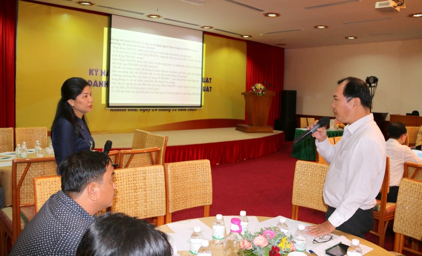 Nhiều vướng mắc của báo cáo viên được bà Tô Thị Thu Hà (trái) giải đáp tại Hội nghị.