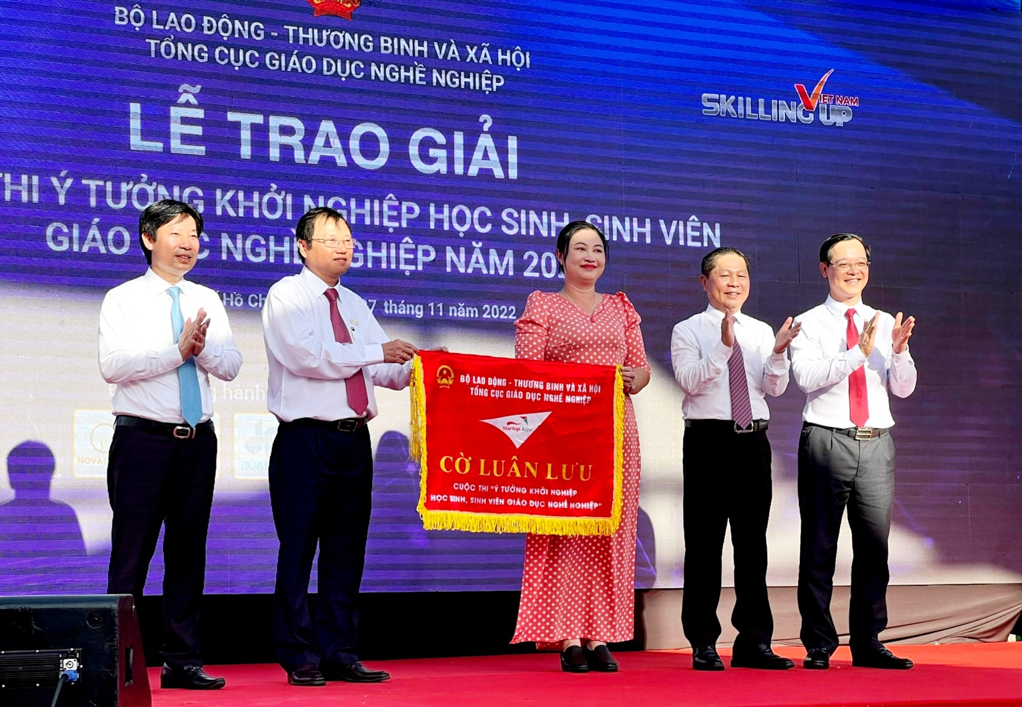 PGS-TS. Vũ Thị Phương Anh - Hiệu trưởng Trường Cao đẳng Quảng Nam nhận cờ đăng cai tổ chức Startup Kite 2023.
