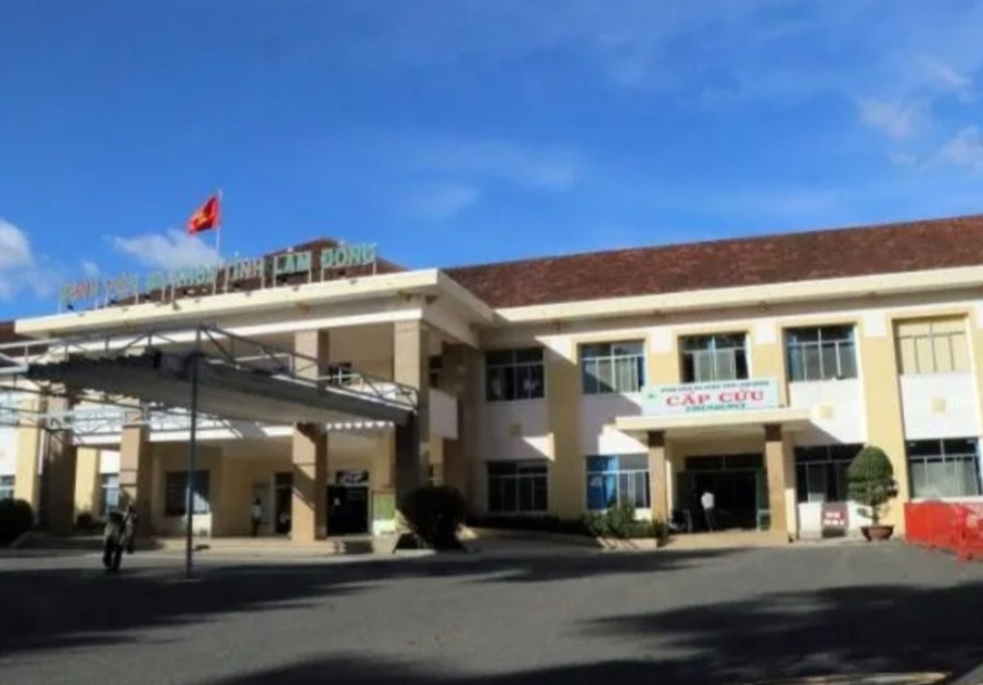 Bệnh viện Đa khoa tỉnh Lâm Đồng đang tích cực cấp cứu cho 5 người. (Ảnh: K.L)
