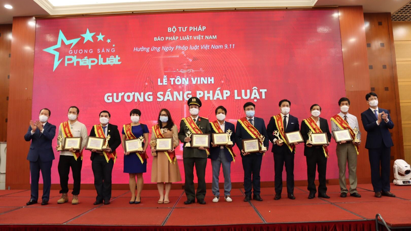 Lễ tôn vinh 50 Gương sáng đã được tổ chức nhân dịp Ngày Pháp luật Việt Nam năm 2021.