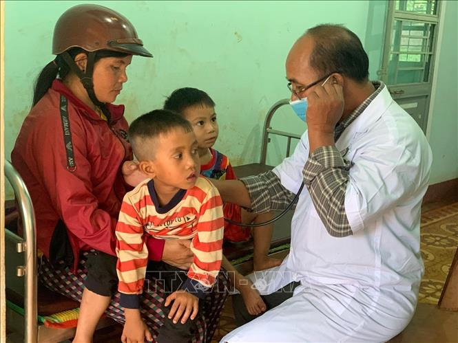 Bác sỹ Nay Blum khám bệnh cho trẻ em xã Glar, huyện Đăk Đoa (Gia Lai).