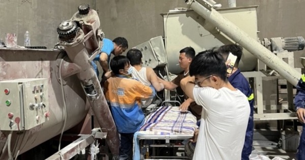 Nghẹt thở giải cứu nam công nhân bị cuốn vào máy trộn bột xi măng