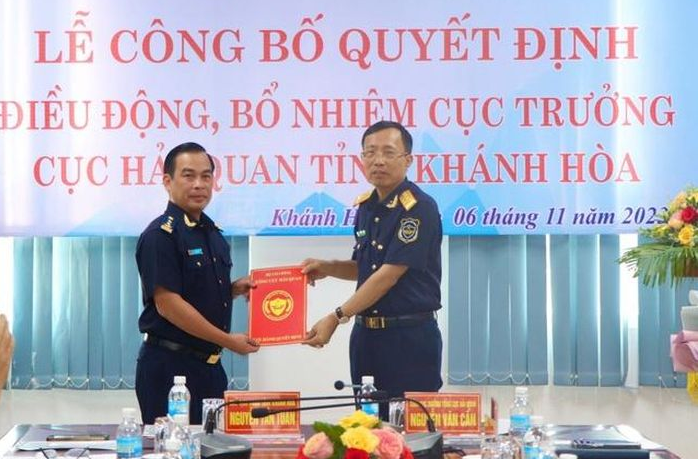 Tổng cục trưởng Tổng cục Hải quan Nguyễn Văn Cẩn trao quyết định bổ nhiệm cho tân Cục trưởng Hải quan Khánh Hòa Vũ Lê Quân